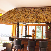 Toiture Palmita sur un tiki bar intérieur - Boutique Palmex