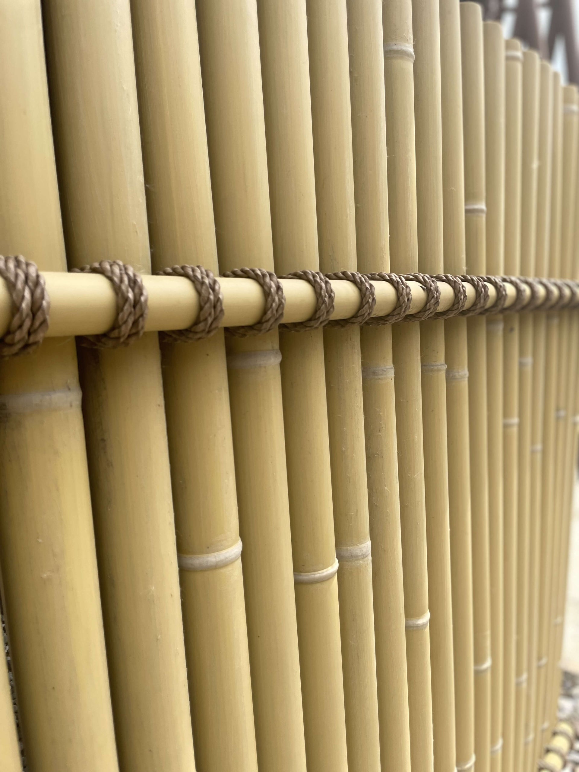 Clôture extérieur en bambou synthétique Palmex attaché avec de la corde - Boutique Palmex