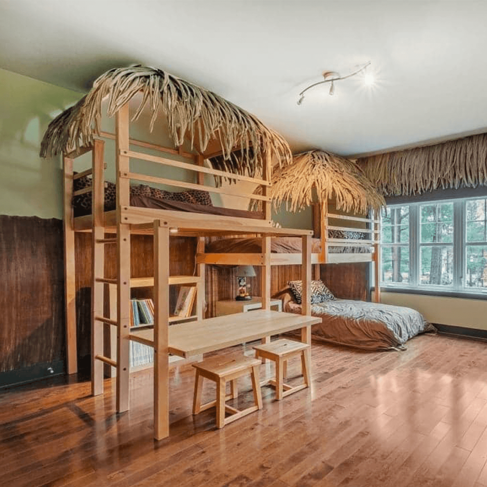 Toiture synthétique en feuille de palme Palmita dans une chambre d'enfant pour décorer un lit superposé - Boutique Palmex