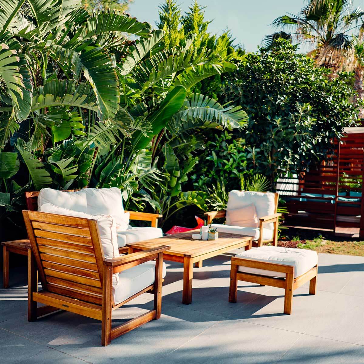Ensemble de patio en bois naturel dans un décor extérieur tropical avec palmiers - Boutique Palmex