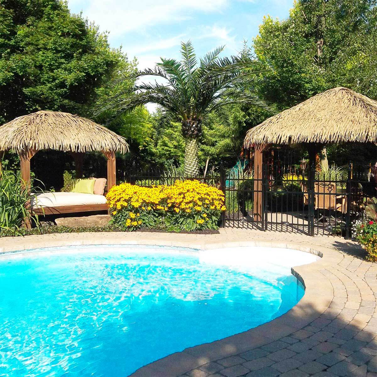 2 pergolas sur le bord de la piscine avec des toitures tropicales en feuilles de palmier synthétiques - Boutique Palmex