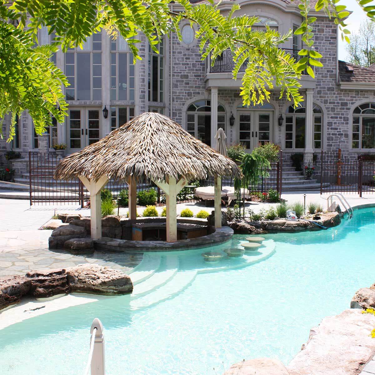 Bar tropical avec une toiture en palme synthétique Palmita dans la piscine creusée - Boutique Palmex