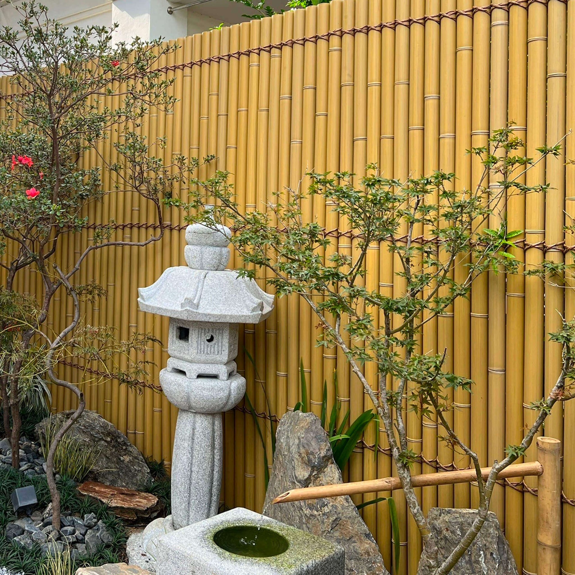 Clôture décorative à l'extérieur avec des morceaux de bambou synthétiques de couleur naturelle - Boutique Palmex