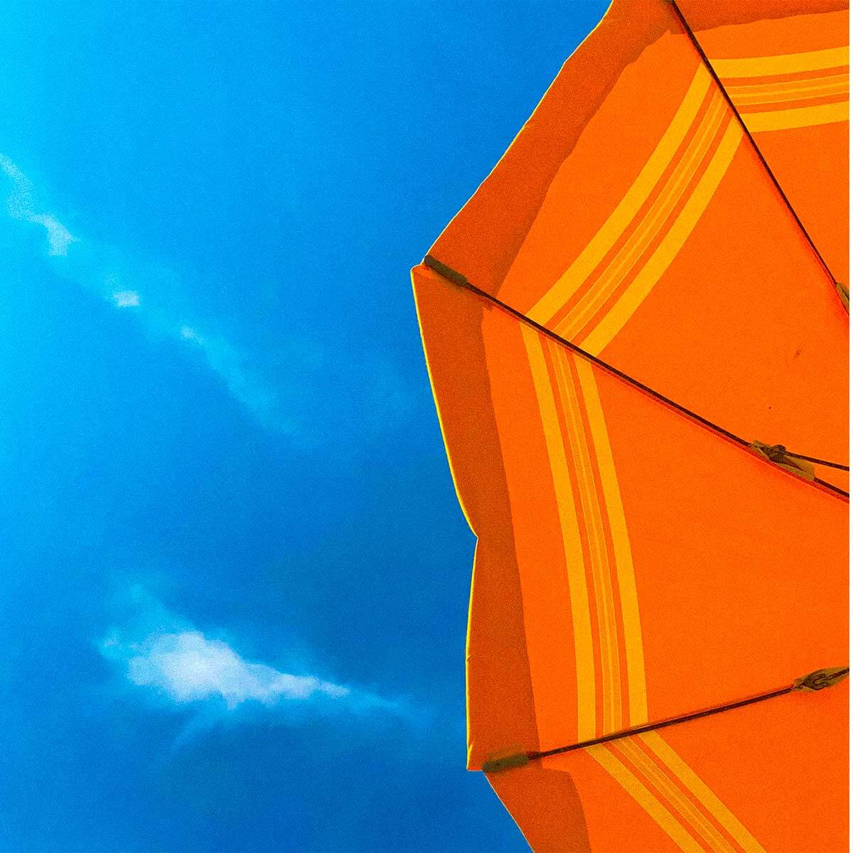 Vu d'un parasol orange par une journée ensoleillée - Boutique Palmex