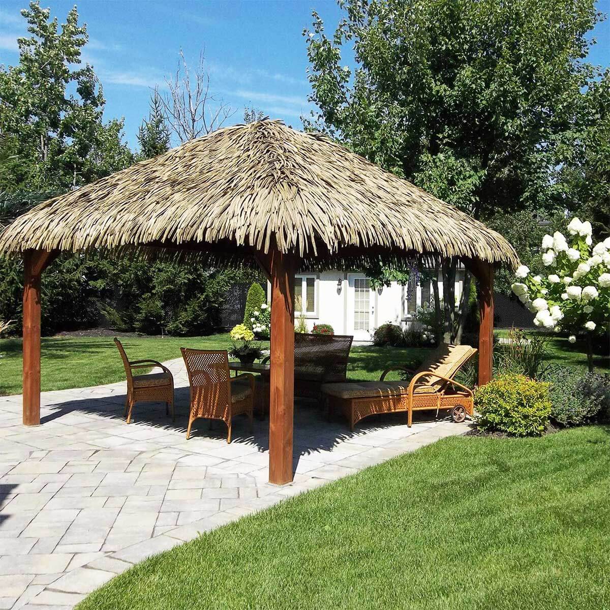 Pergola en bois dans un coin détente avec une toiture en feuilles de palmier synthétiques Palmita naturelle - Boutique Palmex