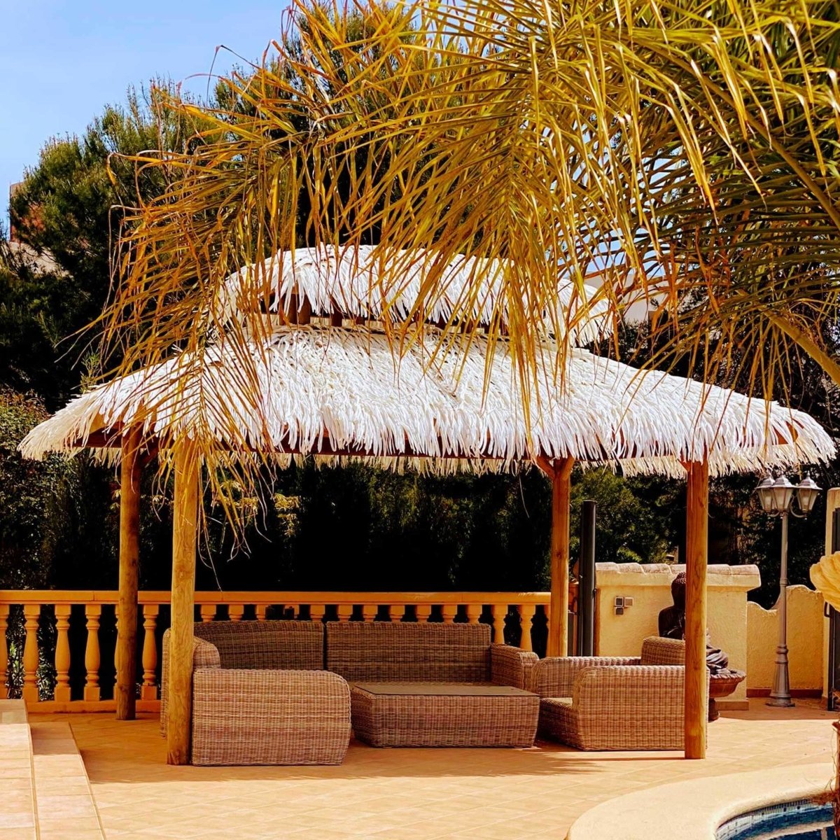 Pergola exotique avec une couverture en feuilles de palme blanche artificielle - Boutique Palmex