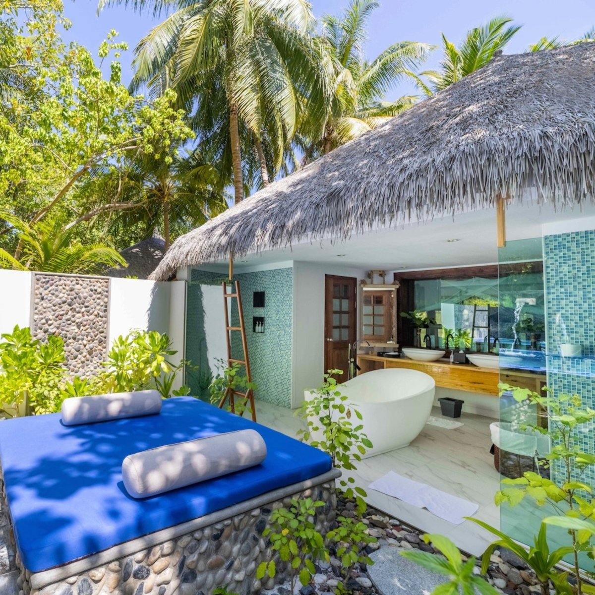 Villa exotique avec une toiture tropicale synthétique Asian Reed - BoutiquePalmex